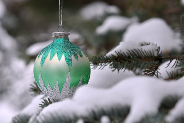 Weihnachtsbaum-Spielzeug auf einem weißen Weihnachtsbaum