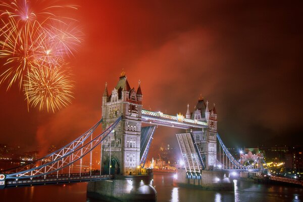 Feuerwerk über der Brücke in London