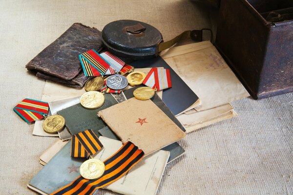 Premios y medallas con documentos en el día de la victoria 9 de mayo