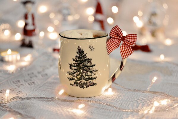 Hermosa taza de Navidad con lazo rojo