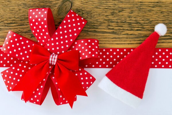 Décorations de Noël: arc de Noël rouge et chapeau du père Noël