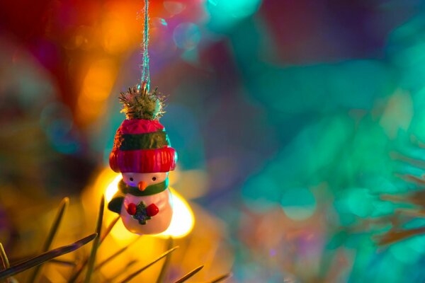 Festliches Spielzeug: Ein Schneemann am Weihnachtsbaum