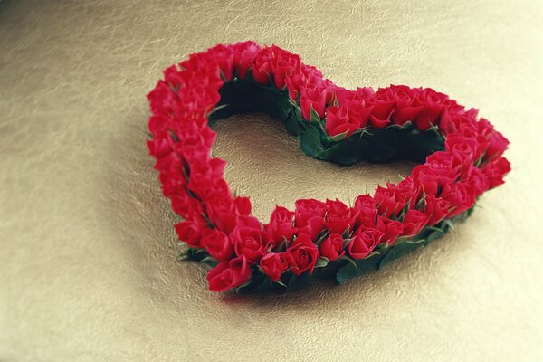 Cuore fatto di rose rosse