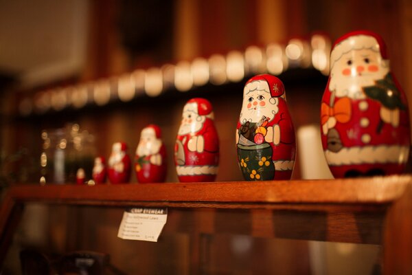 Souvenir-Figuren von Weihnachtsmännern, die auf einem Regal stehen