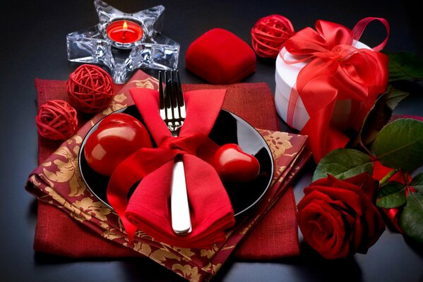 Dîner romantique avec bague, roses, cadeaux