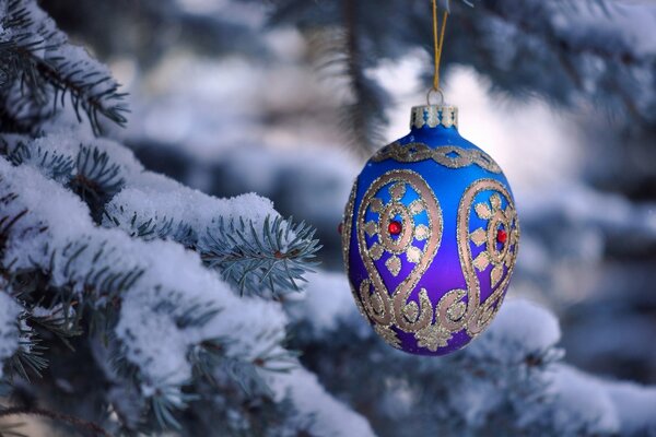 Juguete de Navidad en ramas de abeto