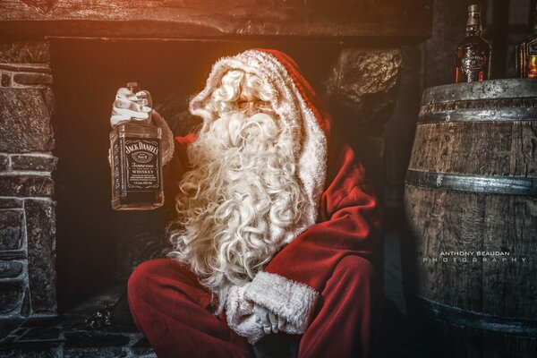 Der Weihnachtsmann hält einen Whisky in seinen Händen