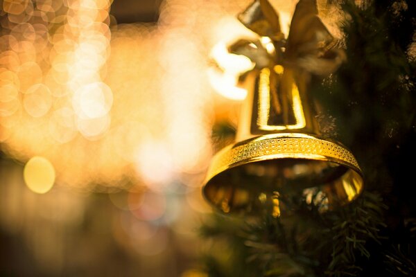 Gran campana de oro colgando del árbol de Navidad