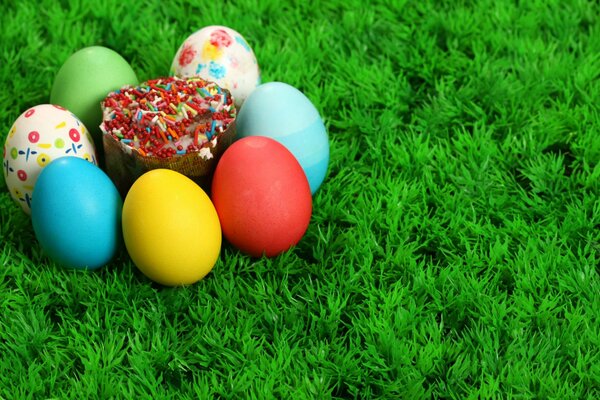 Image de Pâques avec des oeufs sur l herbe