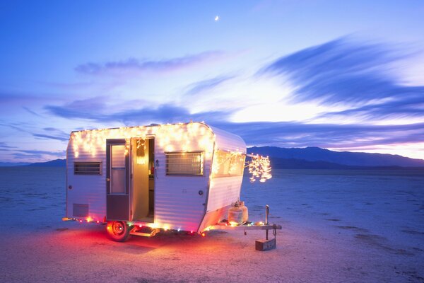 Trailer romántico en medio del desierto