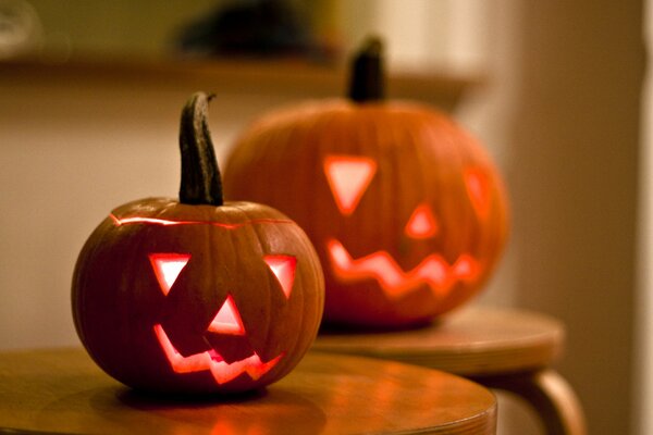 Dos calabazas en la fiesta de Halloween