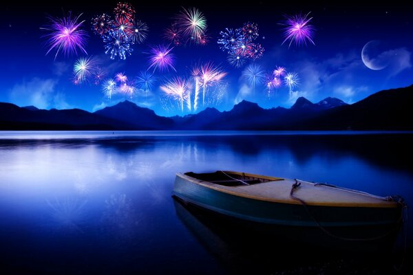 Nocny krajobraz z łodzią na wodzie na tle gór z odbiciem fajerwerków w jeziorze i księżycem na niebie