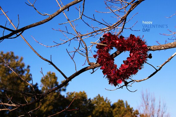Сердце из красных цветов на дереве