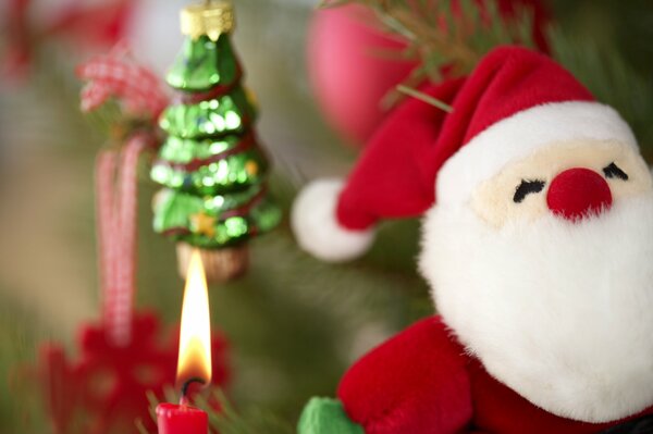 Juguete de Santa en el árbol de Navidad