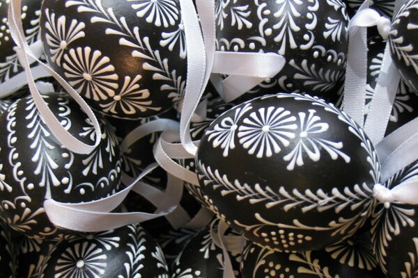 Oeufs de Pâques dans un motif noir et blanc