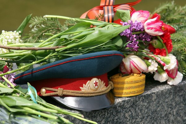 Fleurs et casquette le 9 mai