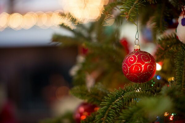 Roter Weihnachtskugel am Weihnachtsbaum