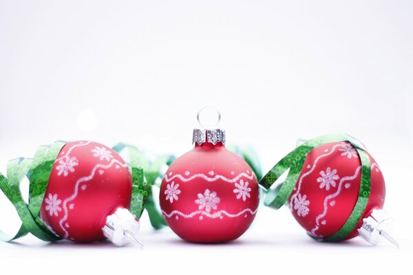 Bolas de Navidad-juguetes rojos en Eun blanco