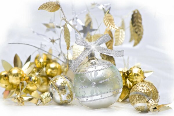 Boule de Noël argentée avec un arc sur un fond d ornements dorés