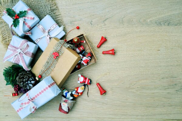 Geschenkboxen, eine davon mit Weihnachtsfiguren