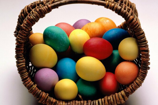 Pasqua, uova colorate giacciono in un cestino