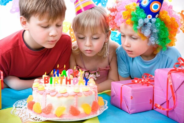 Los niños pequeños tienen un cumpleaños