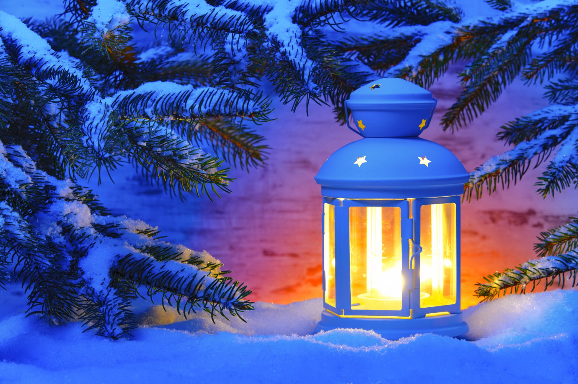 wieczór latarnia śnieg świerk gałęzie światło