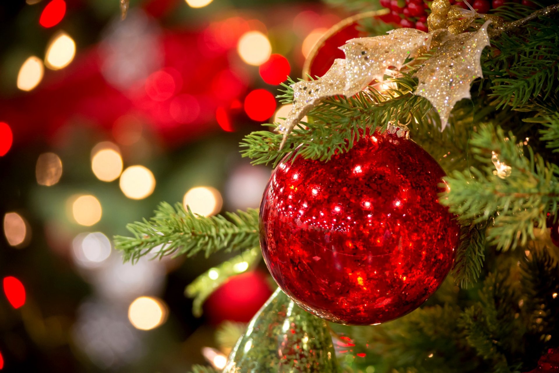 bola rojo juguete árbol de navidad ramas abeto bokeh luces invierno vacaciones año nuevo navidad