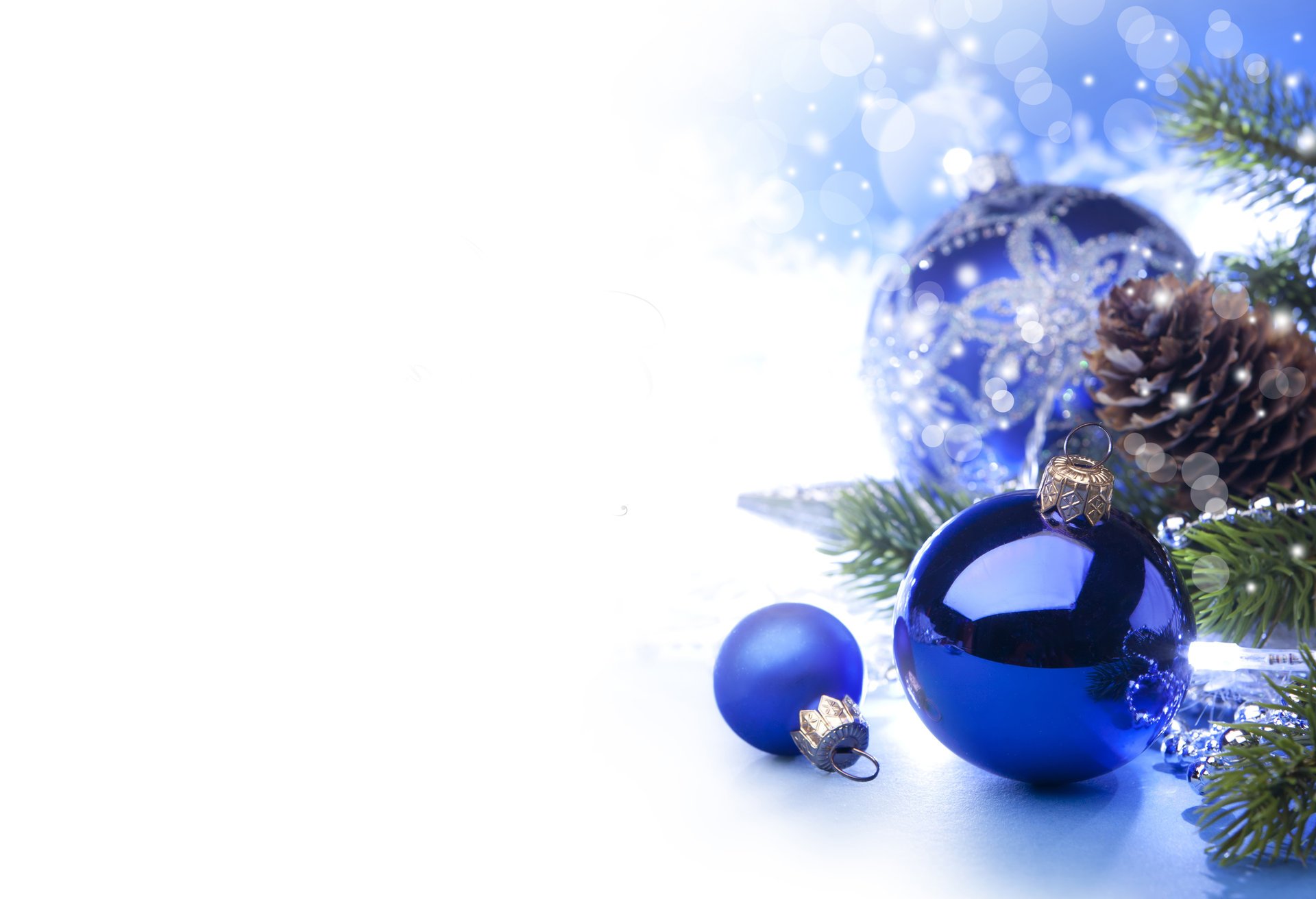 bälle bälle blau weiß sterne silbrig weihnachtsbaum zapfen zweige weihnachtsbaum spielzeug neujahr weihnachten blauer hintergrund 2015