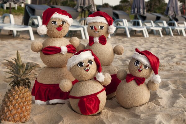 Bonhommes de neige de sable. Bonne année