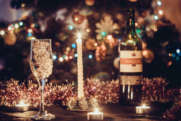 Weingläser auf dem Hintergrund von Weihnachtsbaum und Dekorationen
