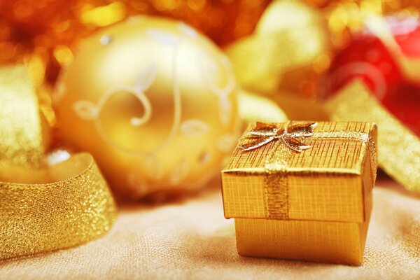 Palle d oro di Natale e confezione regalo