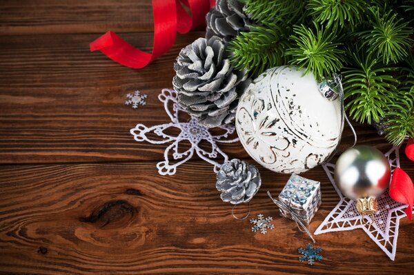 Decoraciones de Navidad en la mesa de madera