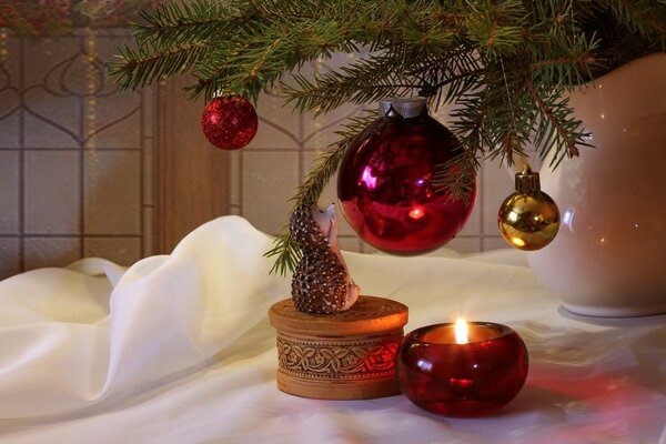 Blendung von Kerzen auf Weihnachtsspielzeugen