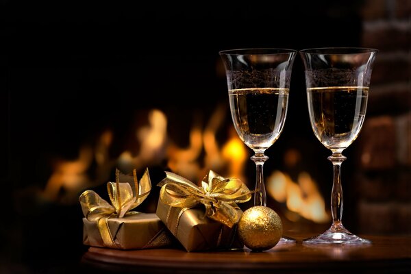 Bakaly avec du champagne et des cadeaux sur la table en prévision du nouvel an