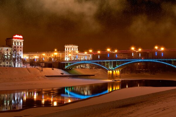 Ponte sul fiume nella notte d inverno