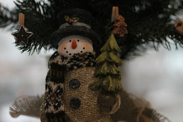 Muñeco de nieve de Navidad bajo el árbol de Navidad