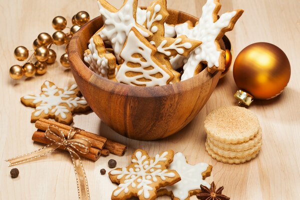 Galletas de canela en forma de árbol de Navidad y copos de nieve