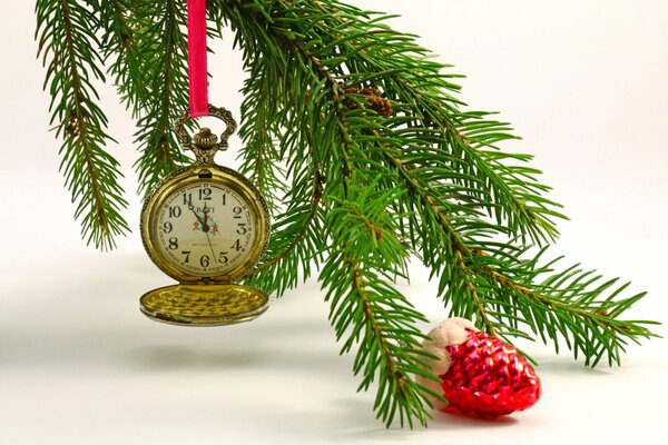 Reloj de bolsillo en una rama de árbol de Navidad