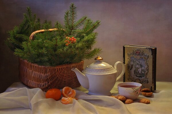 Ambiance de Noël avec du thé et des mandarines