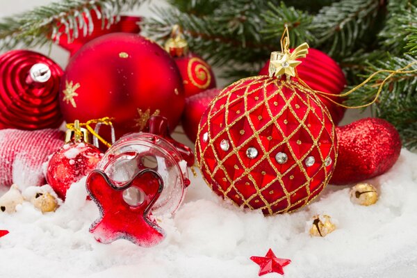 Boules rouges de Noël sur la neige