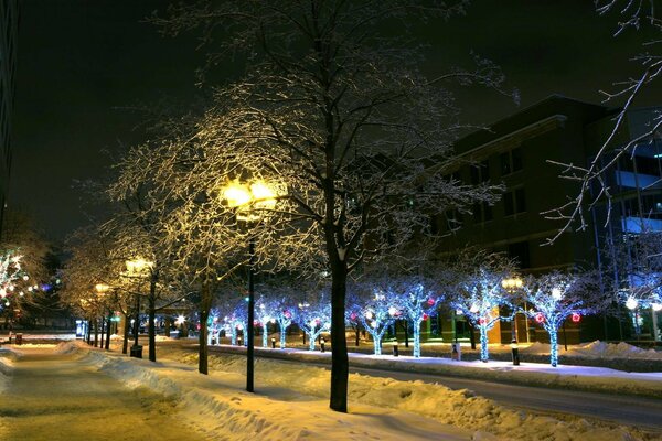 La città innevata dorme di notte