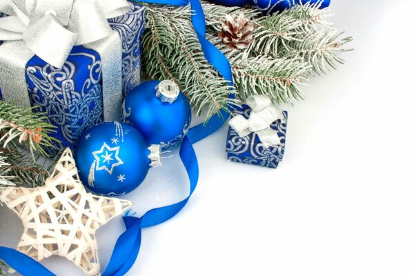 Weihnachtsgeschenke und Dekorationen in Blautönen