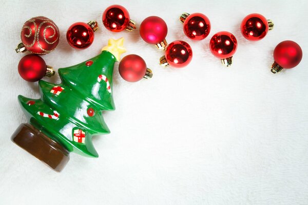 Image des boules de Noël et des arbres de Noël pour la Nouvelle année