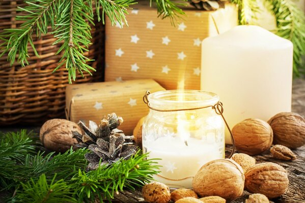 Kerzen unter dem Weihnachtsbaum für Weihnachten und ein frohes neues Jahr