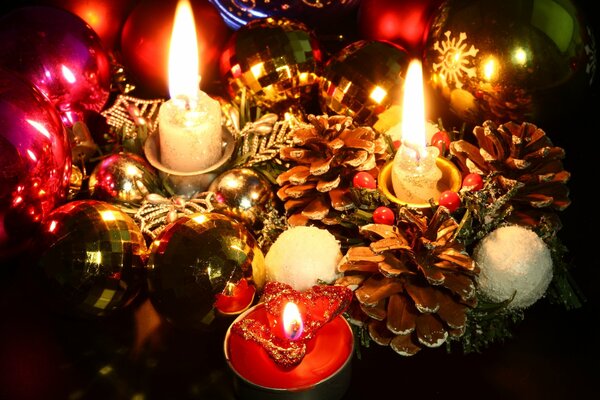 Juguetes de Navidad con velas y conos