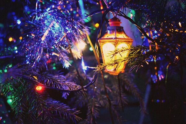 Arbre de Noël avec guirlandes et guirlandes lumineuses