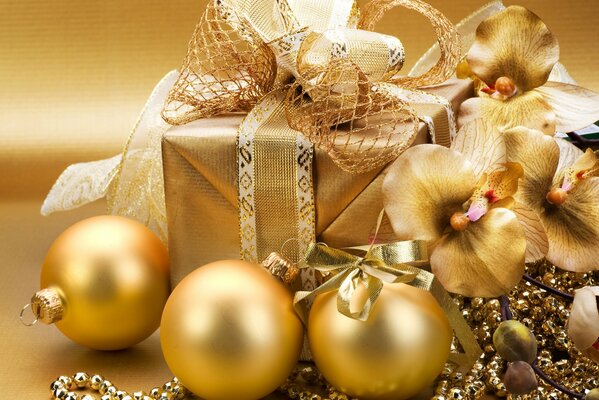 Regalo in oro e decorazioni natalizie d oro