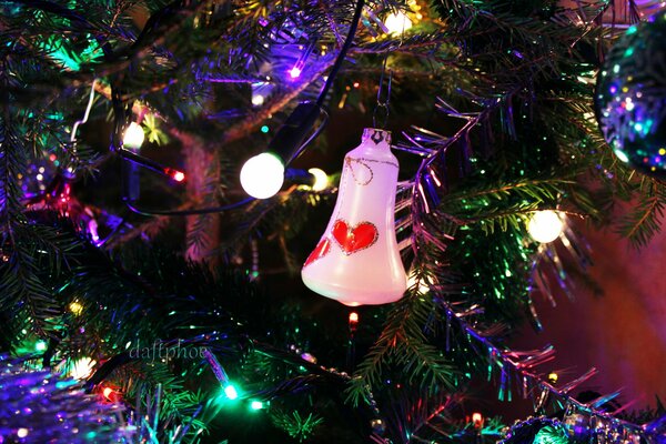 Árbol de Navidad decorado con juguetes