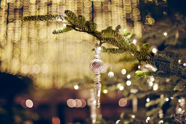 Juguete de Navidad en el árbol de Navidad festivo